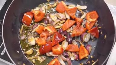 在锅里煎蔬菜。削减。厨师正在煎切好的白洋葱。在平底锅里切碎的煎炸。锅蒸